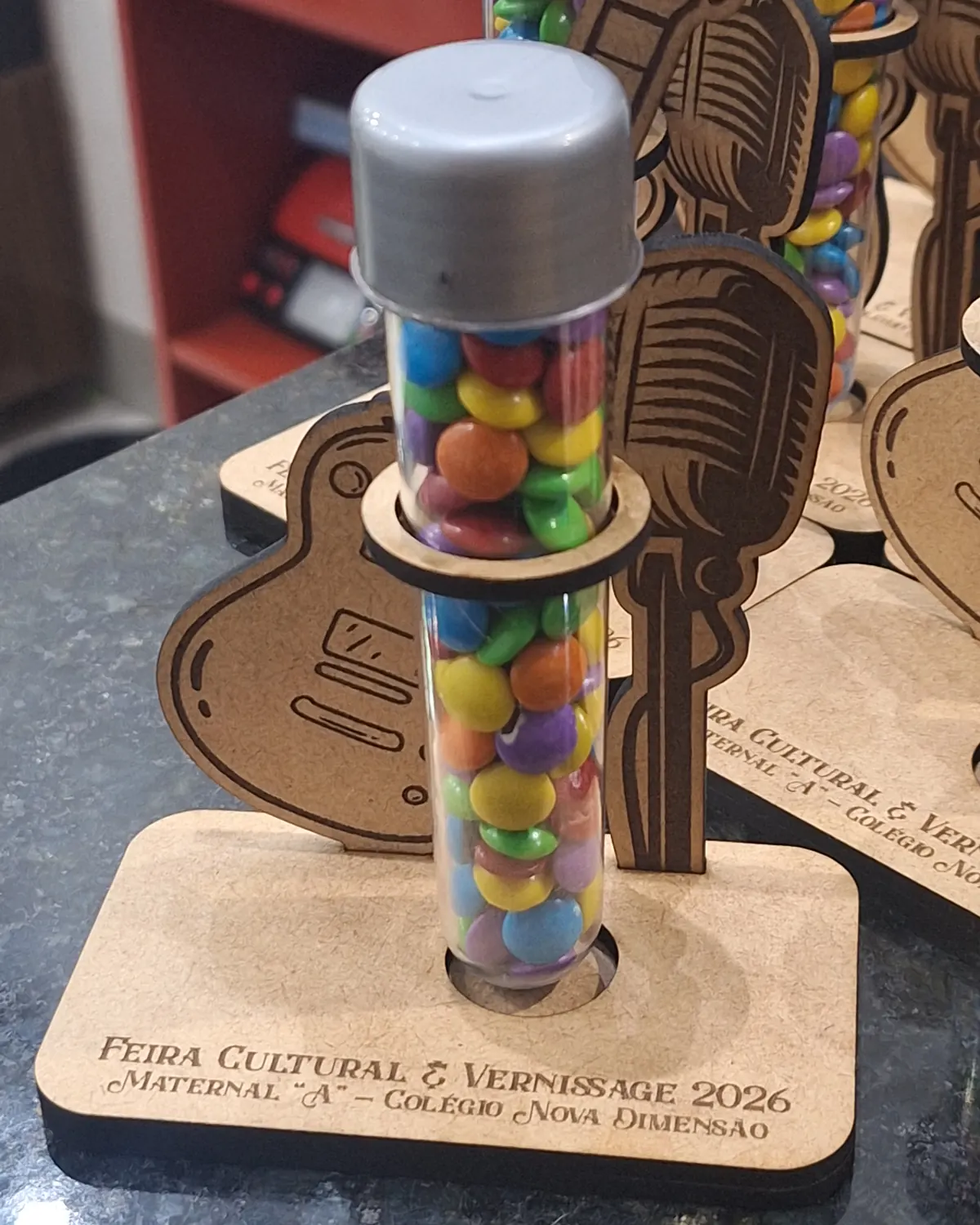 Lote de lembrancinhas em MDF com tubetes de confeitos coloridos